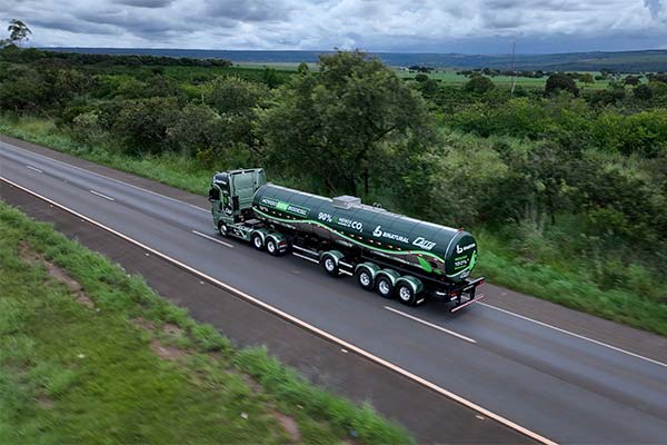 Binatural firma parceria inédita com Catto Transportes e promove uma das primeiras rotas 100% sustentáveis do país