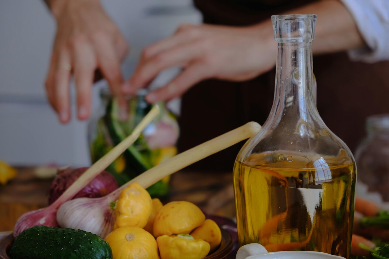 Tudo sobre reciclagem de óleo de cozinha: onde e como descartar corretamente