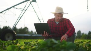 Agricultor em campo de soja, relação entre produção de biodiesel e agricultura familiar