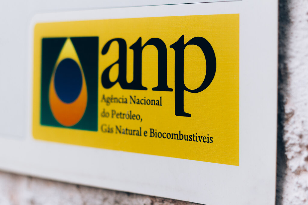 Placa da ANP Agência Nacional do Petróleo destacando regulamentação de combustíveis e biocombustíveis.
